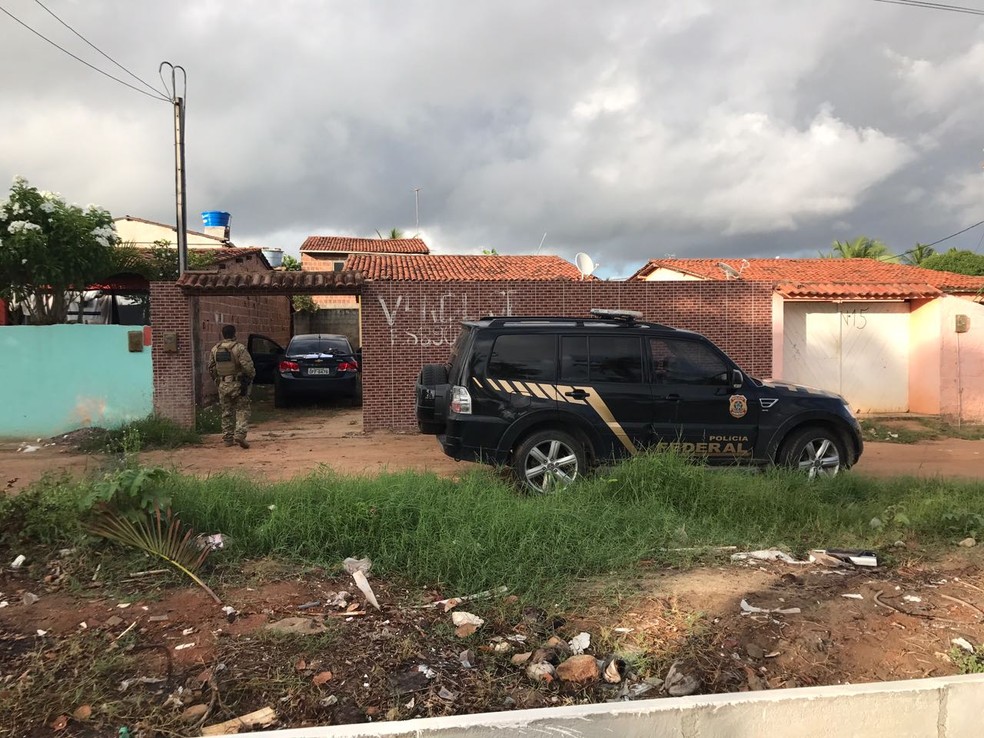 Policiais federais cumprem mandados oito mandados de priso e outros oito de busca e apreenso tanto em Pernambuco, quanto em Alagoas (Foto: Divulgao/Polcia Federal)