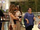 Grazi Massafera se diverte com a filha, Sophia, em shopping no Rio