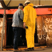 Técnicos limpam
 interior da boate Kiss (Reprodução/RBS TV)