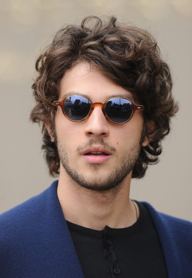 second dozen Handwriting EGO - Chay Suede aposta em look moderno em desfile de moda em Londres -  notícias de Moda