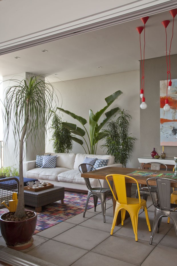 Apartamento colorido e integrado (Foto: Divulgação)