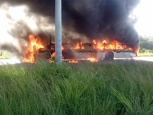 Ônibus foi incendiado nas proximidades do Terminal da Macaxeira, no Recife (Foto: Iraquitan Fernando/TV Globo) Ônibus foi incendiado nas proximidades do Terminal da Macaxeira, no Recife (Foto: Iraquitan Fernando/TV Globo)