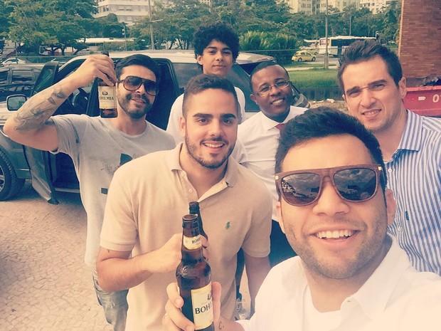 Jonathan Costa com amigos (Foto: Reprodução/Instagram)