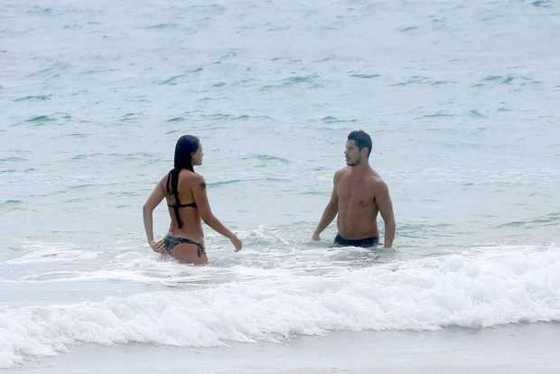 Debora Nascimento e José Loretto curtem praia em Fernando de Noronha  (Foto: Felipe Assumpção/ Ag. News)