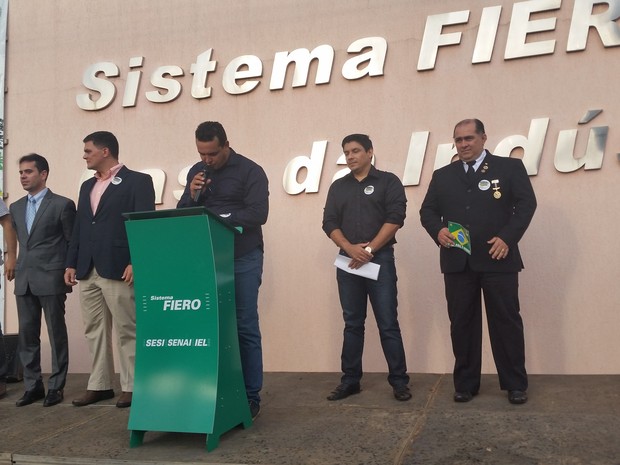 Representantes do empresariado local faz manifesto contra Dilma em Porto Velho (Foto: Toni Francis/G1)