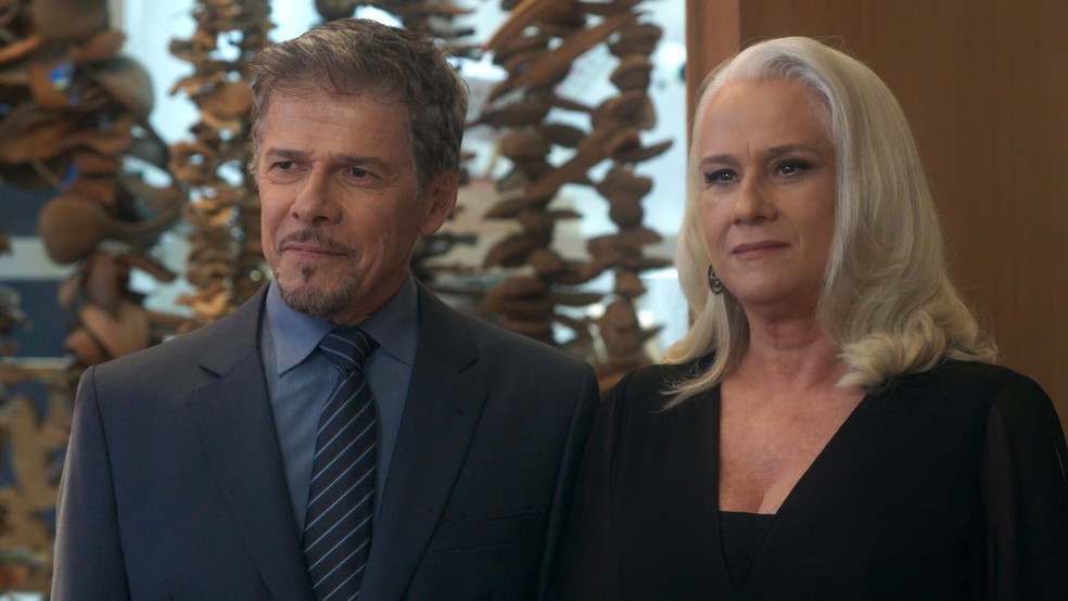 Tião vai à galeria com Mág e anuncia que vão se casar (Foto: TV Globo)