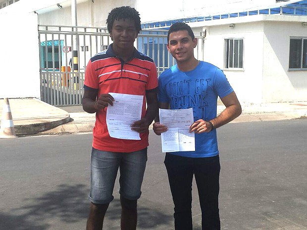 Candidatos chegam cedo ao local de prova no Maranhão (Foto: Domingos Ribeiro)