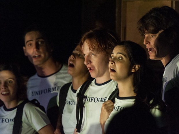 Os jovens atores da Cia. Arthur-Arnaldo encenam "Coro dos Maus Alunos", sob direção de Tuna Serzedello. (Foto: Divulgação)