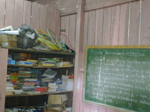 Sala de aula na casa de madeira que funciona como escola em Tartarugalzinho (Foto: José de Sena Cabral)