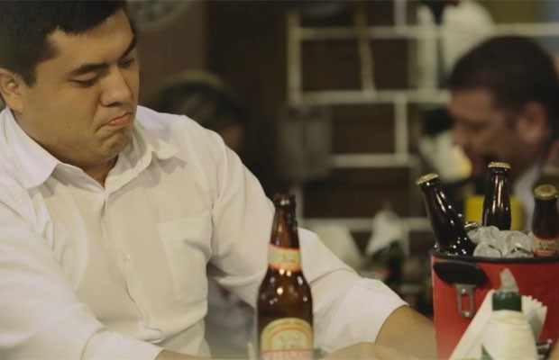 Público foi surpreendido em bares durante a ação que serviu cervejas em baldes feitos com carros batidos (Foto: Divulgação)