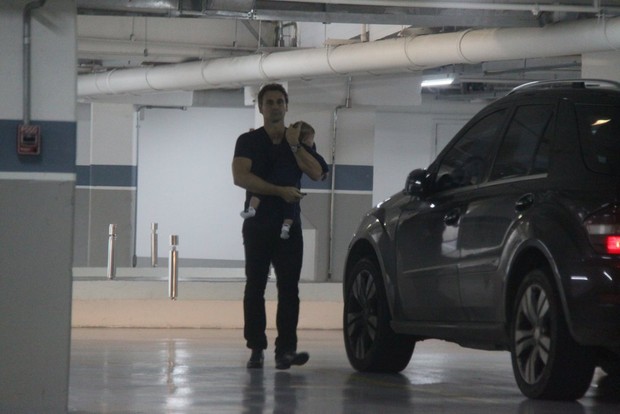 Murilo Rosa e filhos no estacionamento de shopping (Foto: Delson Silva / Agnews)