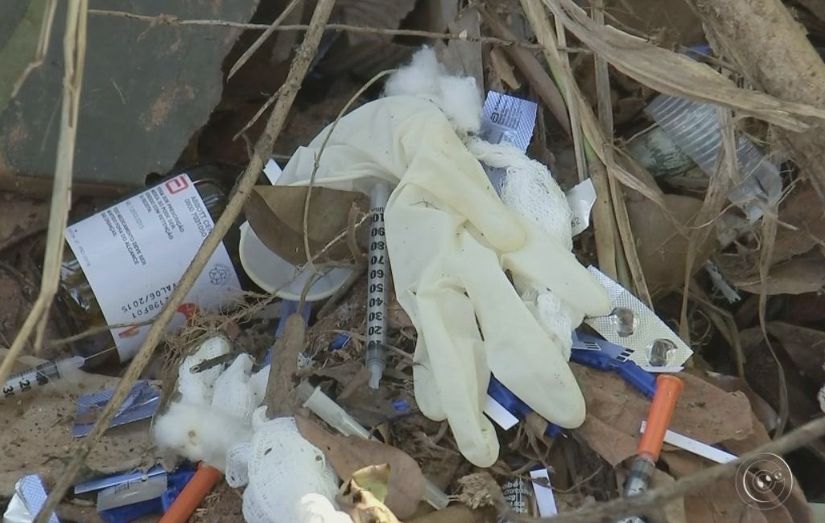 Lixo hospitalar é descartado de forma irregular em terreno de Bauru - Globo.com