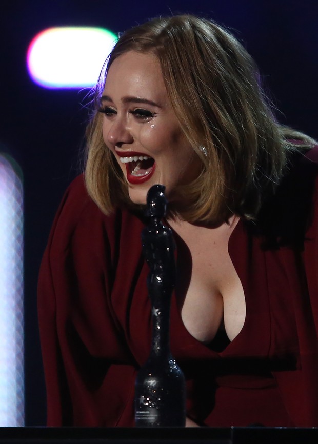 Adele usa decote farto no BRIT Awards 2016 (Foto: Getty Image)