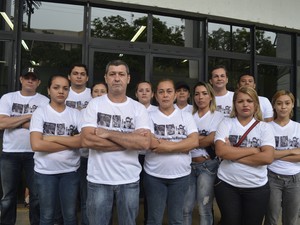 Família do modelo Rarison Ricardo protesta para cobrar tratamento médico do jovem (Foto: Cassio Albuquerque/G1)