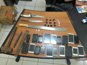 Armas, celulares,drogas e até marreta foram apreendidas durante revista em presídio de Rio Branco (Foto: Divulgação/PM-AC)