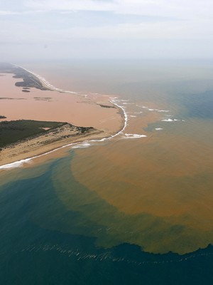Lama de barragem já adentrou
10 km no mar do ES, diz instituto (Ricardo Moraes/Reuters)