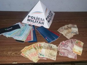Cheques e dinheiro apreendidos em São Gonçalo do Pará (Foto: Policia Militar/Divulgação)