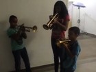 Ex-paciente, garoto toca trompete para homenagear médicos; veja vídeo