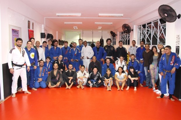 Ricson Allan com a turma de treinos e a família à direita (Foto: Orion Pires/G1)