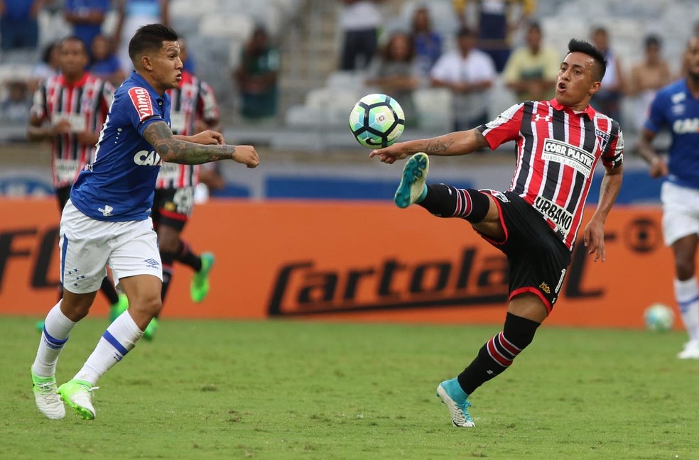 Cueva tenta dominar a bola na derrota para o Cruzeiro (Foto: Rubens Chiri/saopaulofc.net)