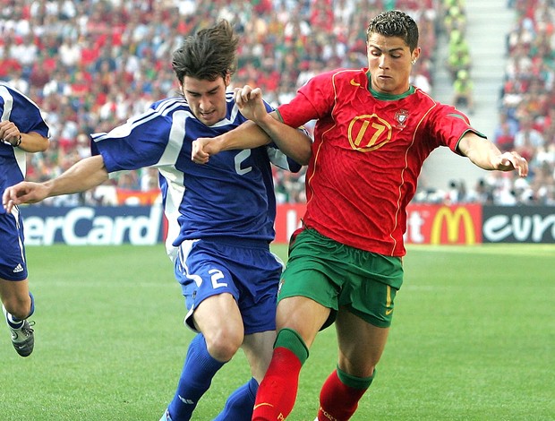 Cristiano Ronaldo na partida de Portugal contra a Grécia na Eurocopa 2004 (Foto: Getty Images)