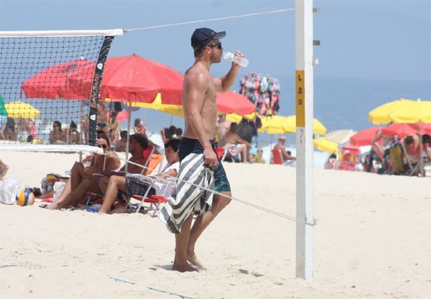 Rodrigo Hilbert exibe corpão em praia Quem QUEM News