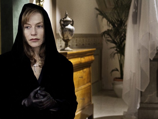 A francesa Isabelle Huppert vive uma mulher amarga que cuida da filha em estado vegetativo em longa que explora a questão da eutanásia na Itália (Foto: Divulgação) A francesa Isabelle Huppert vive uma mulher amarga que cuida da filha em estado vegetativo em longa que explora a questão da eutanásia na Itália (Foto: Divulgação)