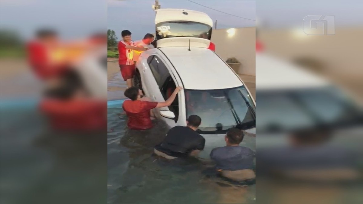 Carro Cai Em Piscina Durante Churrasco E V Deo Do Resgate Viraliza