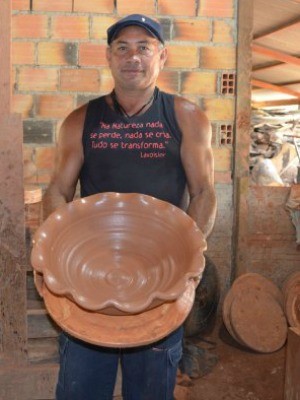 Raimundo trabalha há 35 na produção de vasos (Foto: Paula Casagrande/G1)