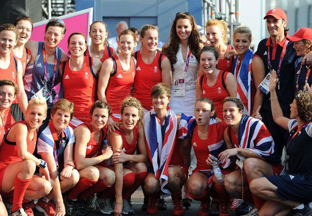 Kate Middleton posa com as atletas (Foto: Getty Images)