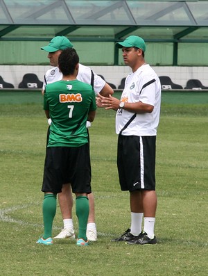 Meia Rafinha conversa demoradamente com o técnico Marquinhos Santos no Coritiba (Foto: Julia Abdul Hak / Backstage Comunicação)