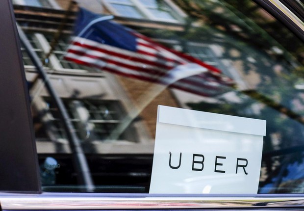 Logo do Uber é visto em um carro em Nova York (Foto: Eduardo Munoz/Arquivo/Reuters)