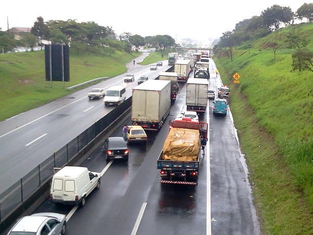 G Carreta Tomba Na Pista E Causa Quil Metros De Lentid O Na Via