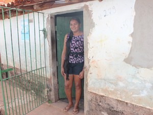 Maria das Graças está desempregada e vê nos cabelos uma ajuda para a família (Foto: Juliana Barros/G1)