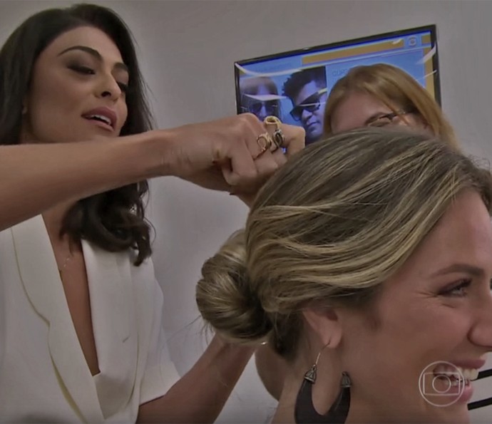 Juliana Paes faz penteado em Giovanna Ewbank (Foto: Vídeo Show / TV Globo)