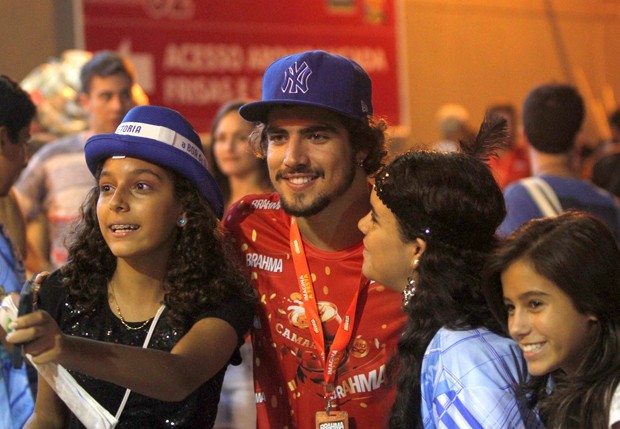 Caio Caio e fãs (Foto: MARCOS FERREIRA - FOTO RIO NEWS) Caio Caio e fãs (Foto: MARCOS FERREIRA - FOTO RIO NEWS)