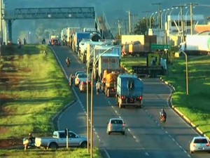 Caminhoneiros fazem novo bloqueio na BR-153 em Aparecida de Goiânia (Foto: Reprodução/TV Globo)