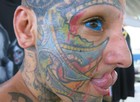 Homem com olho tatuado de azul e língua de cobra é atração em Guarujá (Mariane Rossi/G1)