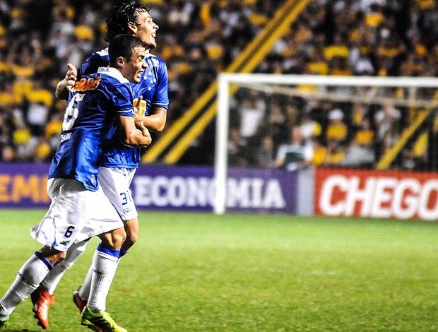 Ricardo Goulart e Egídio comemoração gol Cruzeiro contra Criciúma (Foto: Eduardo Valente / Agência Estado)