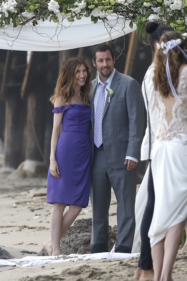 Adam Sandler e a mulher em casamento na praia (Foto: Splash News/AKM-GSI)