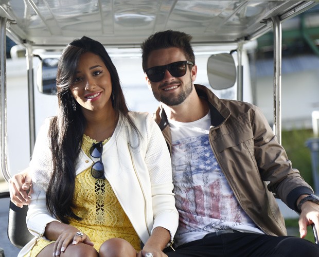 Rafael e Talita no carrinho (Foto: Raphael Dias / Gshow)