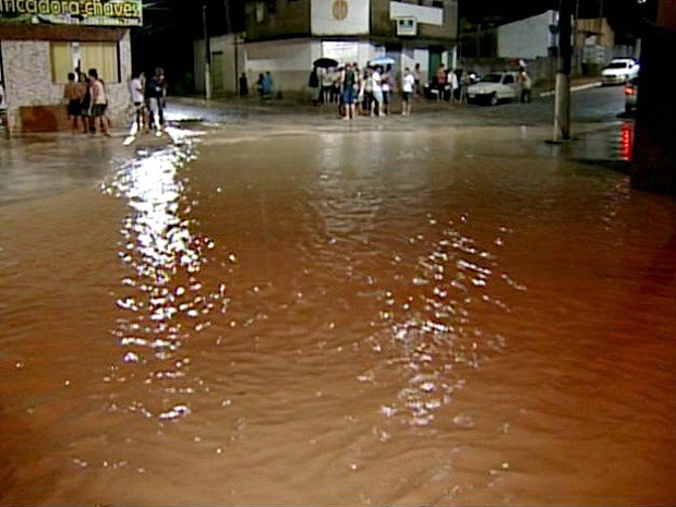 Chuva causa alagamento e interdita BR-101 em Aracruz, Espírito Santo (Foto: Reprodução/TV Gazeta) Chuva causa alagamento e interdita BR-101 em Aracruz, Espírito Santo (Foto: Reprodução/TV Gazeta)
