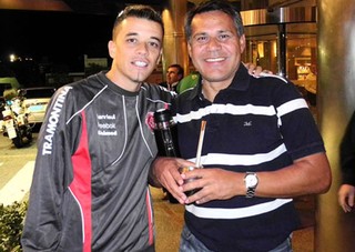 D'Alessandro com o ex-jogador Ruben Paz (Foto: Divulgação / Alexandre Lops/Internacional.)