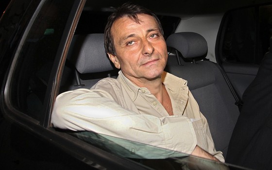O ex-ativista italiano Cesare Battisti deixa a prisão da Papuda, em Brasília, no dia 9 de junho de 2011 (Foto: Yan Santos/Arquivo/AP) O ex-ativista italiano Cesare Battisti deixa a prisão da Papuda, em Brasília, no dia 9 de junho de 2011 (Foto: Yan Santos/Arquivo/AP)