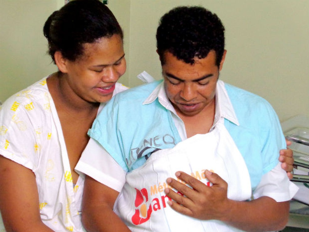 Família usa método canguru para cuidar de bebê recém-nascido no DF, em imagem de 2012 (Foto: Secretaria de Saúde do DF/Divulgação)