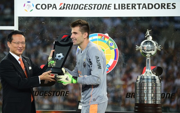 Victor troféu melhor goleiro liberadores atletico-mg (Foto: AFP)