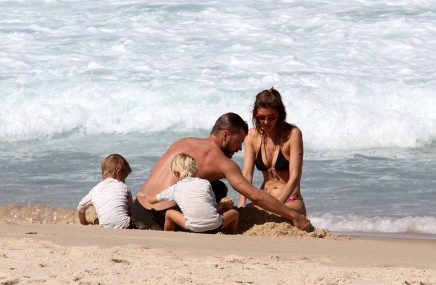 Fernanda Lima e Rodrigo Hilbert com os filhos na praia do Leblon, RJ (Foto: Wallace Barbosa/AgNews)