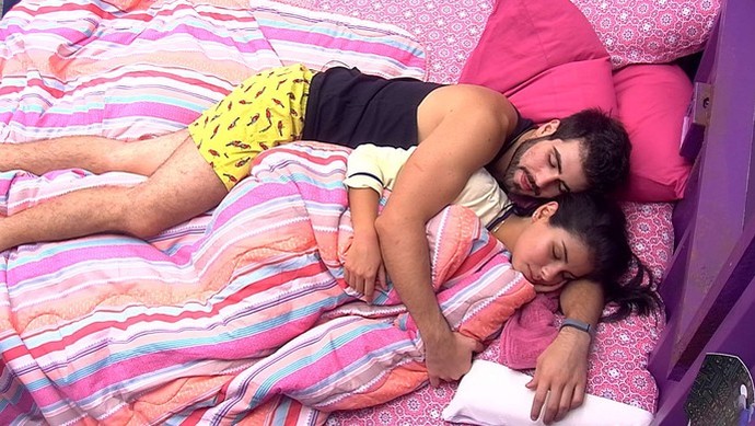 Laham e Munik dormem juntos (Foto: BBB)