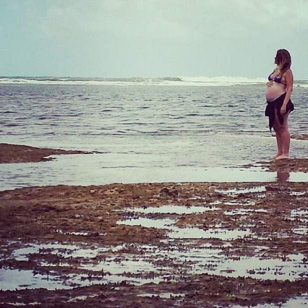 Carolinie Figueiredo na praia (Foto: Reprodução/Instagram)