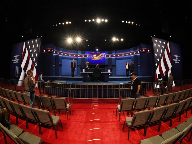 Equipe prepara auditório na Universidade de Nevada, em Las Vegas, para o último debate entre os candidatos presidenciais nos Estados Unidos (Foto: Mark RALSTON / AFP)